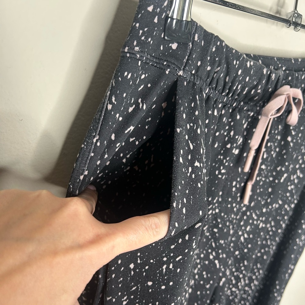 Lululemon Jet Crop (Slim) *Luxtreme Butterfly Texture Mink Berry Black Pant Sz 6 - Picture 9 of 11